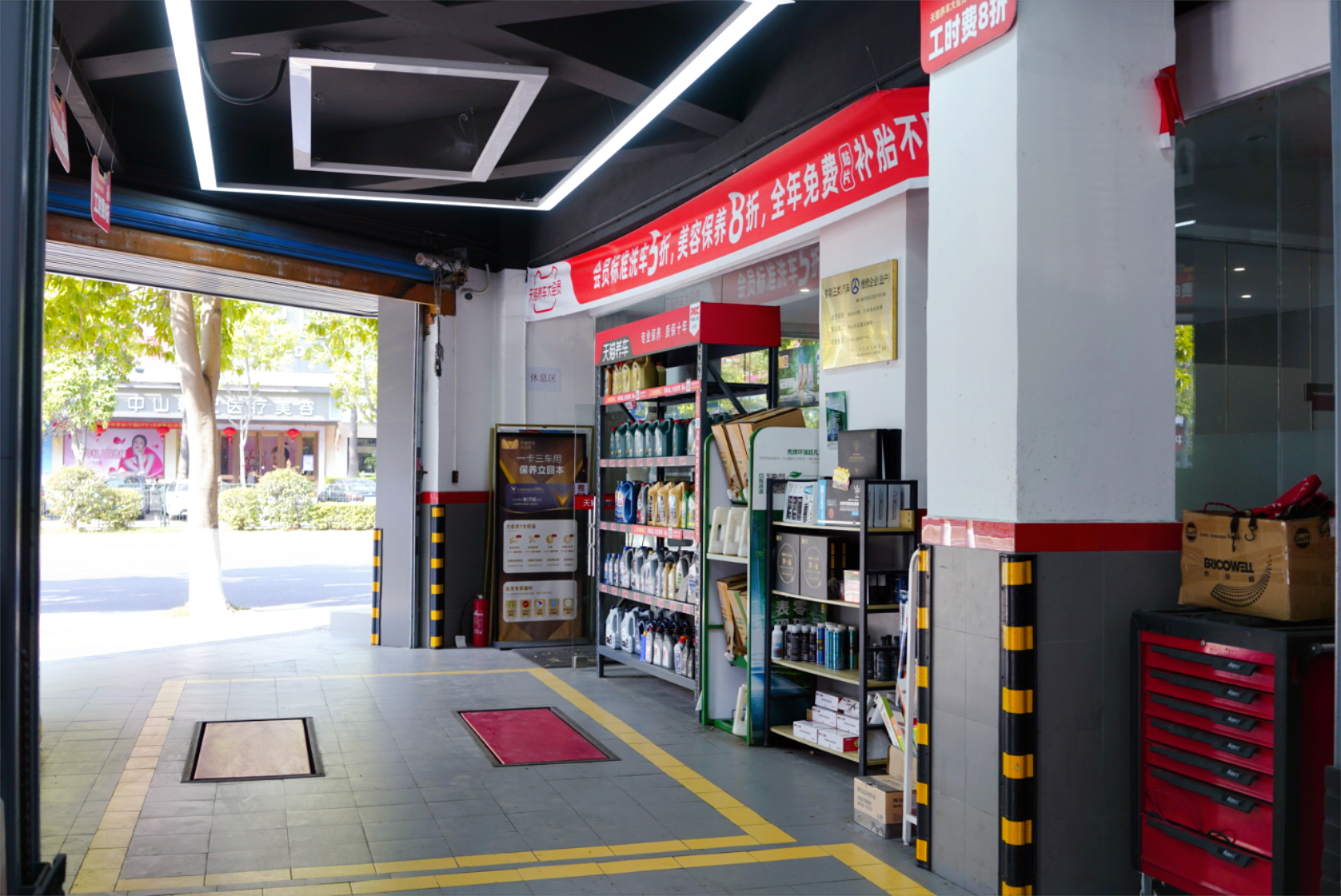 宽敞整洁的门店环境.png